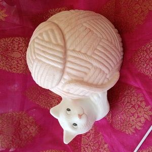 Vintage Teleflora Porcelain White Cat With Yarn Jewelry Trinket Box  NIB
